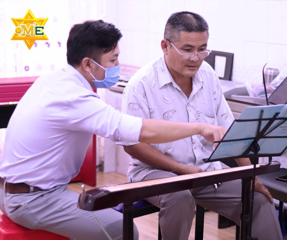 Học viên học đàn bầu