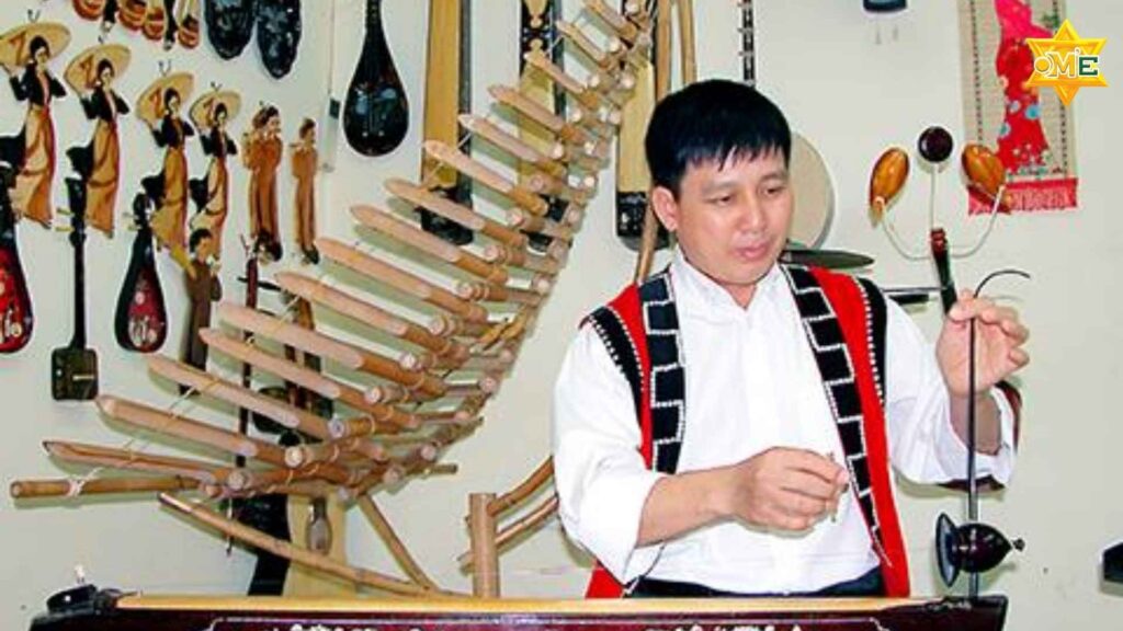 Nghệ nhân cao tuổi biểu diễn đàn bầu trong lễ hội làng quê Việt