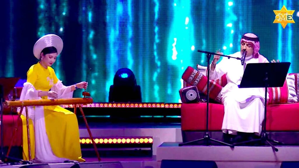 Nghệ sĩ đàn bầu trình diễn trên sân khấu âm nhạc dân tộc