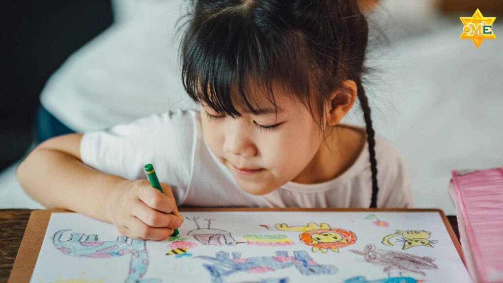 Bé nhỏ hào hứng khám phá thế giới màu sắc trong buổi vẽ tranh đầu tiên