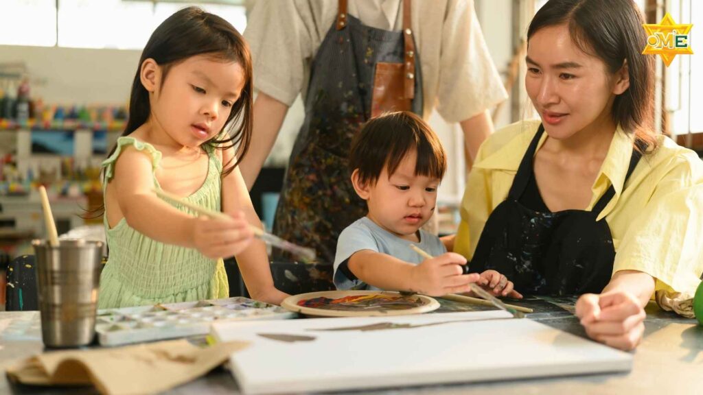 Giảng viên hướng dẫn phương pháp dạy vẽ tranh cho trẻ em trong lớp học mỹ thuật