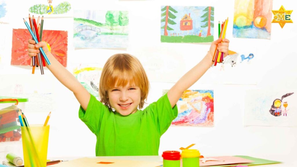 Trẻ em học vẽ tranh theo phương pháp truyền thống trên giấy và hiện đại trên máy tính bảng