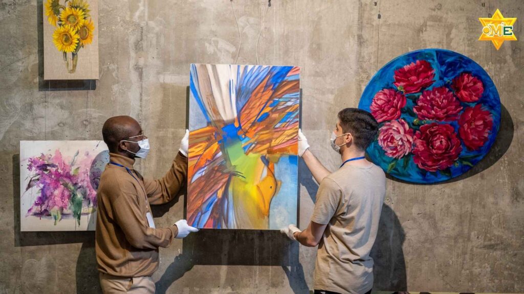 Triển lãm mỹ thuật đương đại với tác phẩm trừu tượng và sắp đặt