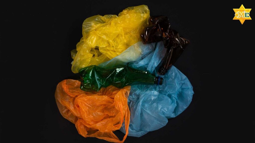 Tác phẩm nghệ thuật môi trường làm từ rác thải tái chế