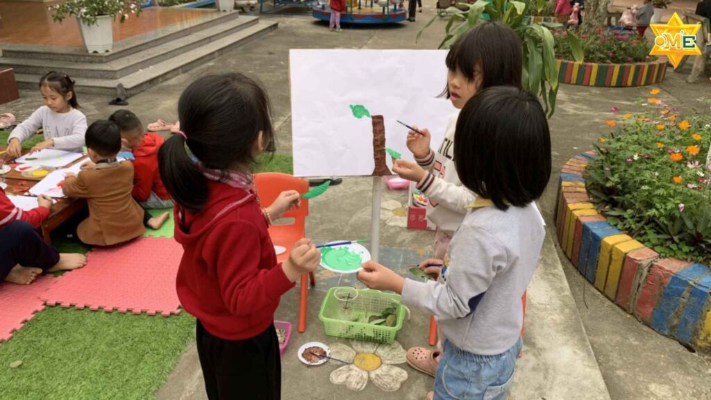 Vẽ tranh in hoa lá cho bé giúp phát triển tư duy sáng tạo và kỹ năng học tập toàn diện