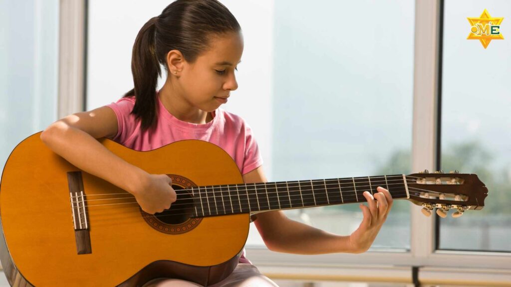 người mới học guitar mắc lỗi khi gảy đàn đệm hát