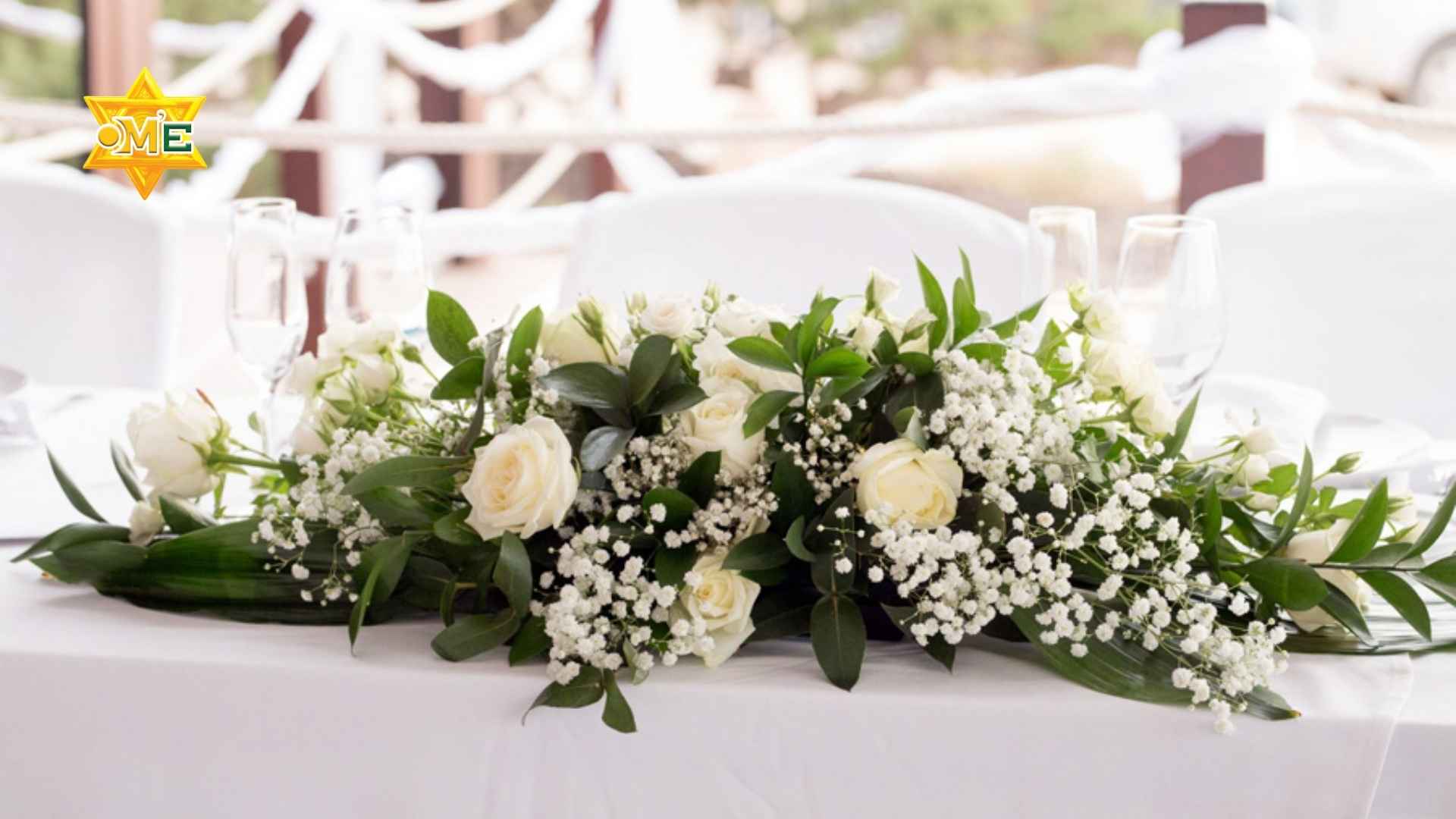 Cách cắm hoa để bàn tiệc cưới