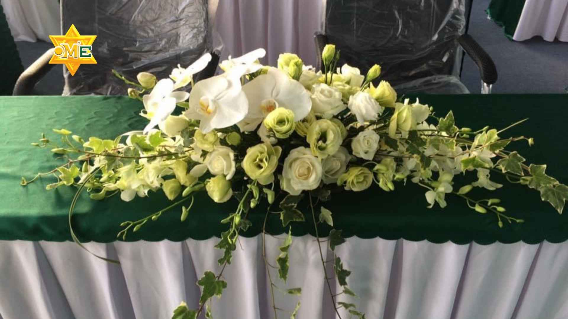 Cách cắm hoa để bàn tiệc cưới