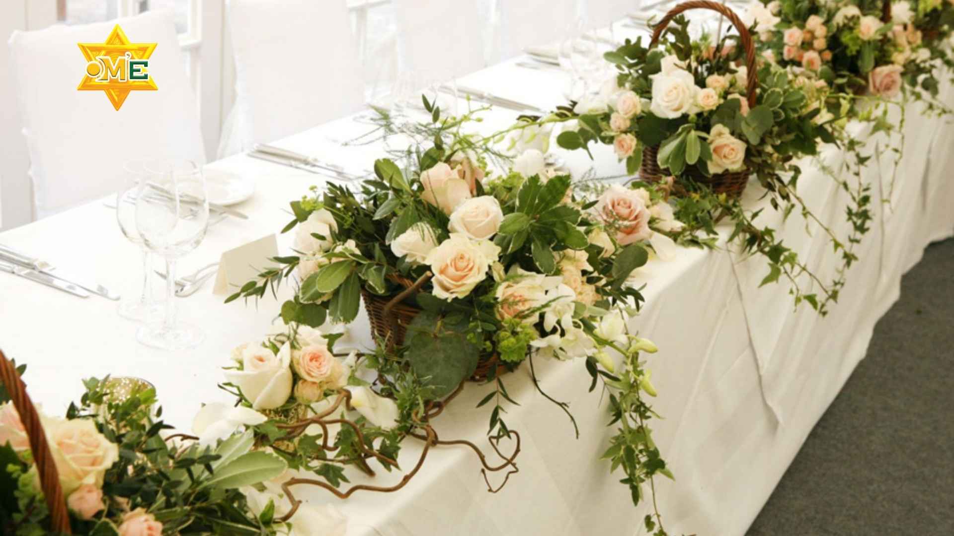 Cách cắm hoa để bàn tiệc cưới