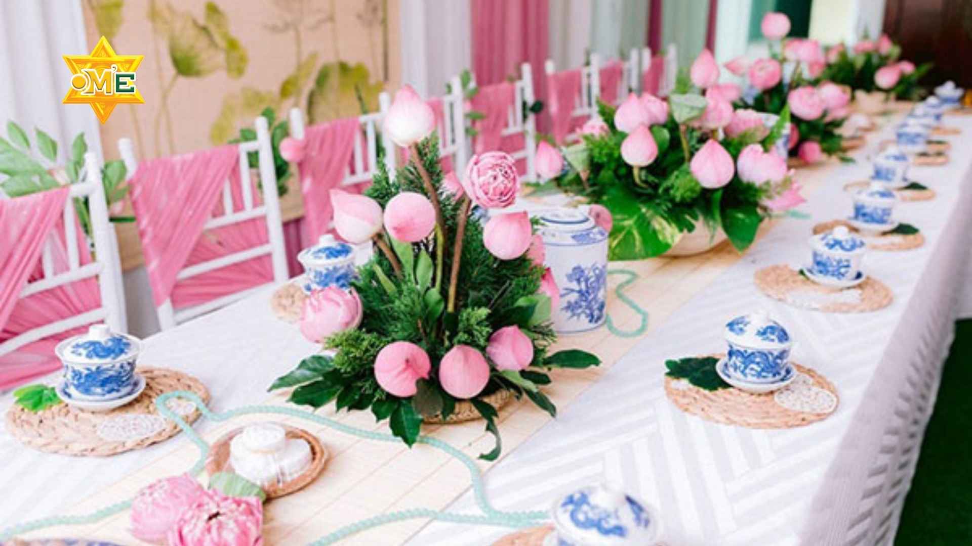 Cách cắm hoa để bàn tiệc cưới