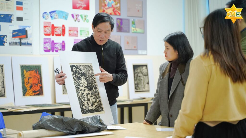 Sinh viên nghiên cứu mỹ thuật ứng dụng Việt Nam thời kỳ trung đại và hiện đại