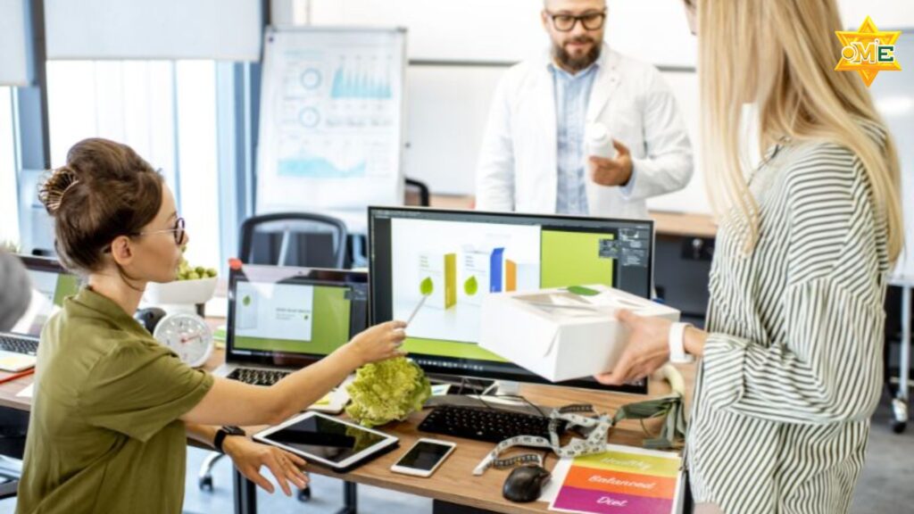 Sinh viên tìm hiểu lộ trình phát triển và cơ hội nghề nghiệp trong ngành mỹ thuật ứng dụng hiện đại